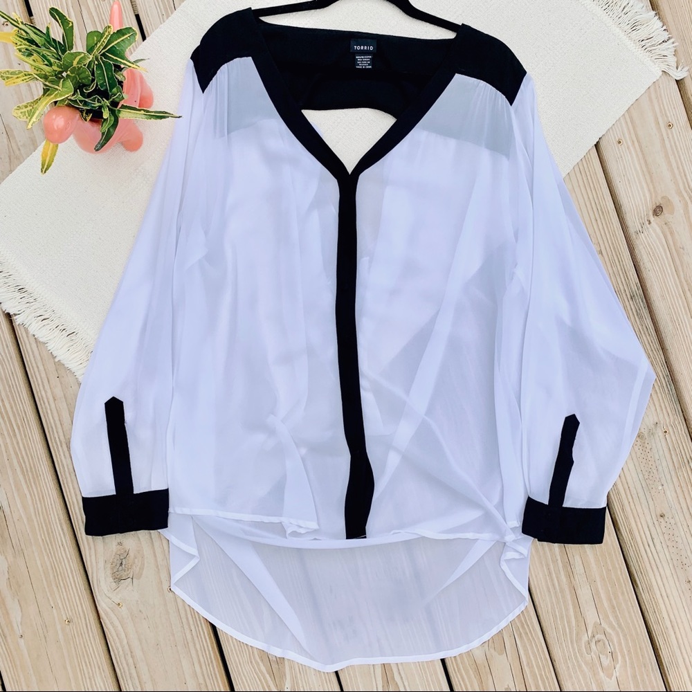 🌟H.P!🌟 Torrid black & white peekaboo back blouse